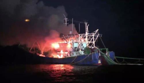 资料图片：中国渔船火灾现场（群山海警供图）