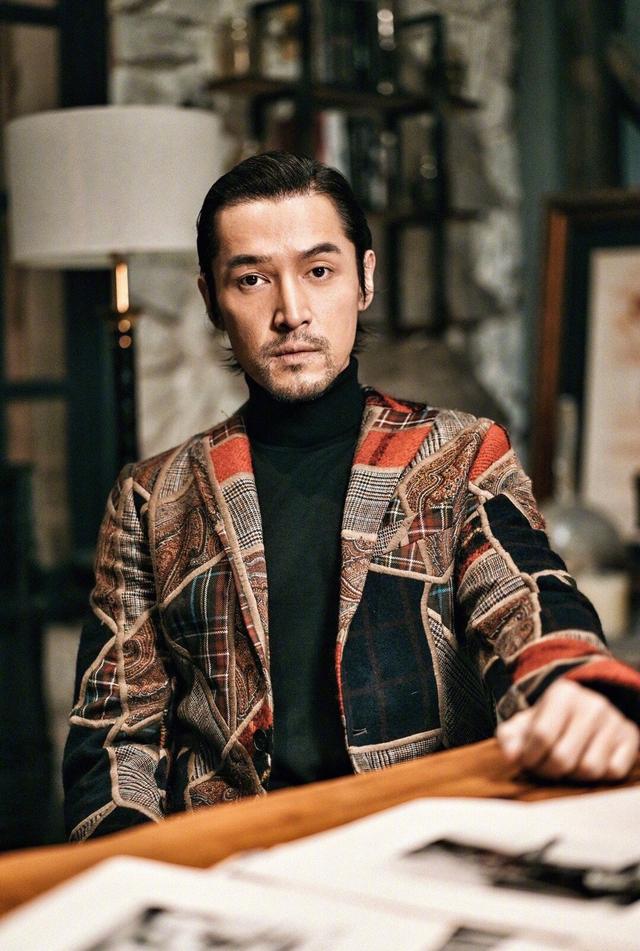 胡歌长发胡渣成雅痞帅大叔,雕塑外貌优势尽显,形象颠覆得太彻底