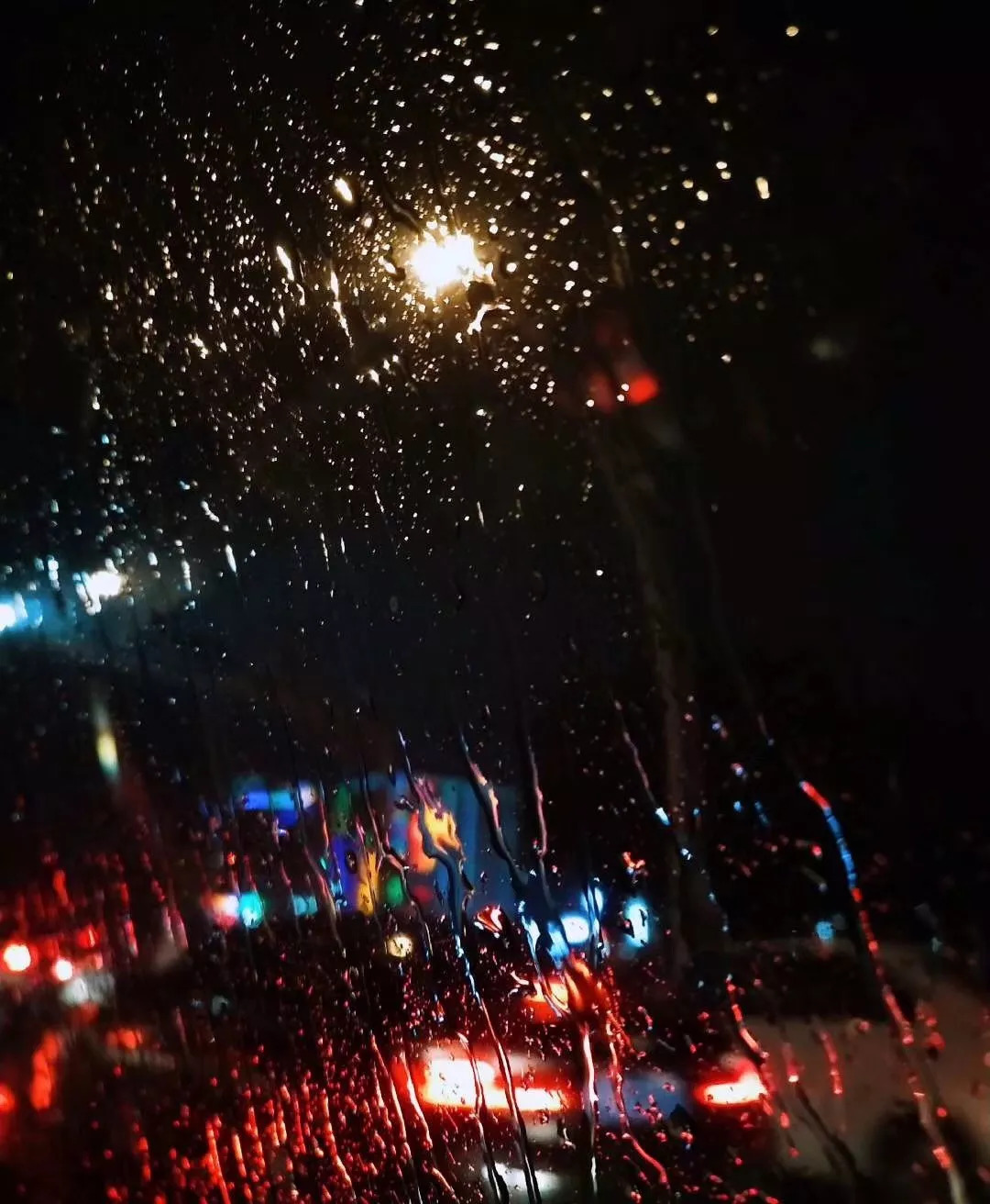 昨晚 天空突然電閃雷鳴 大雨傾盆 雨水如注 於是 很多人又被pia雨裡了