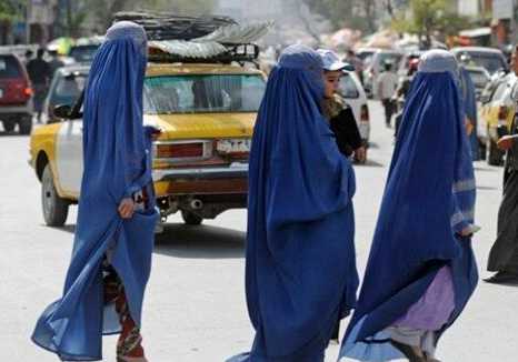 阿富汗女性美容院流行 罩袍之国掀起"盖头"爱上化妆美甲