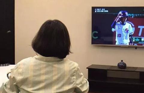  蔡英文看电视。（台媒资料图）