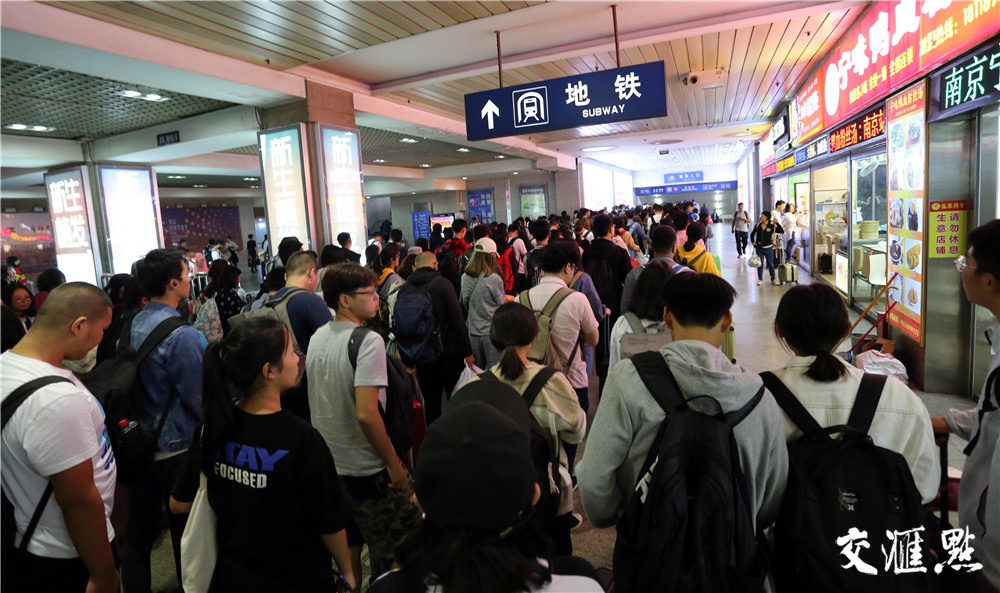 南京站返程客流高峰持续 出站口千人排长龙进地铁