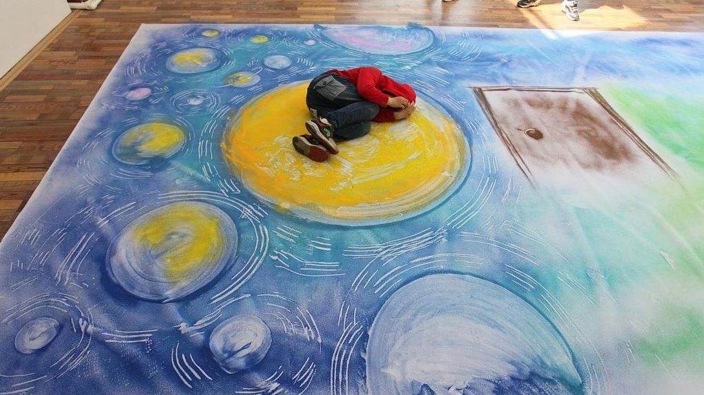 ▲2018年4月2日,辽宁鞍山,“世界自闭症日”,沙画先生杨洋用沙子画出一幅时兴的画卷,为自闭症儿童掀开另一扇心门。图/视觉中国