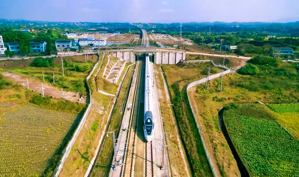 尤其是渝万城际铁路建成通车万州区进入了高铁时代铁路网络日趋完善!