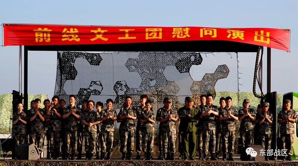 炎炎夏日前线文工团为临汾旅官兵送来了一抹清凉