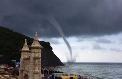 俄罗斯度假者海边近距离目睹巨大的水龙卷
