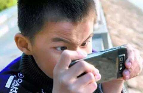 2%的小学生拥有手机 网络"铁粉"日趋低龄