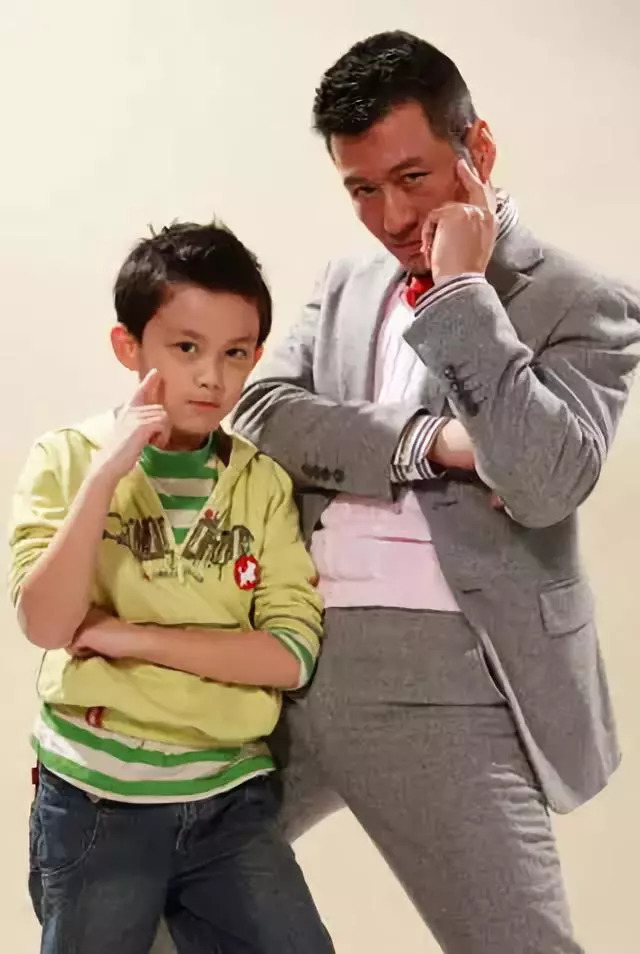 还记得《家有外星人》中的爸爸唐朝吗?他开始混dj圈了