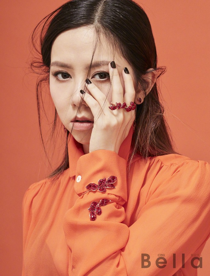 邓紫棋最新封面照文艺气息浓 秀发凌乱眼神有戏