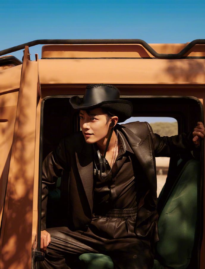 肖战最新沙漠写真曝光穿皮衣戴牛仔帽炫酷拉风帅成了贵族骑士