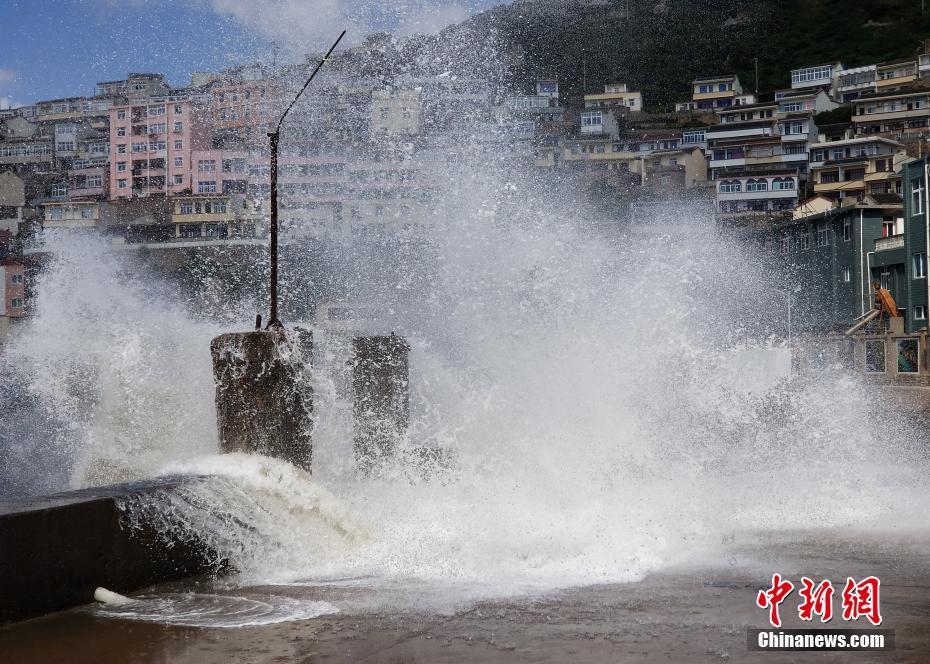 台风"安比"登陆浙江 舟山海边掀巨浪