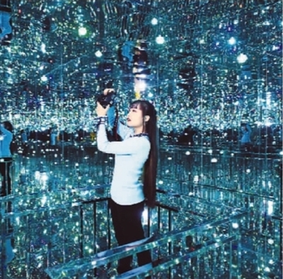 参观者在体验梵高星空艺术展上的影像艺术互动装置。 