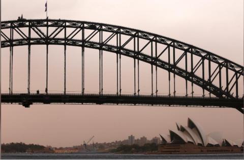 2018年11月22日，澳大利亚悉尼市遭遇沙尘暴，图为悉尼海港大桥和悉尼歌剧院。（路透社）