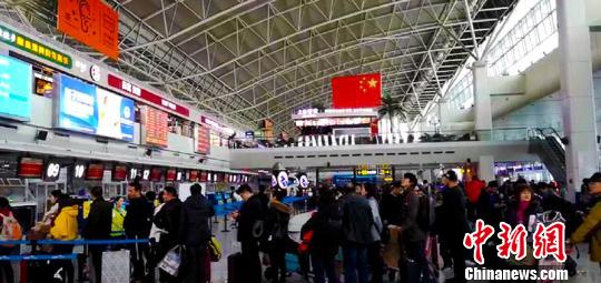 滞留旅客有序列队中。 张权 摄 滞留旅客有序列队中。 张权 摄