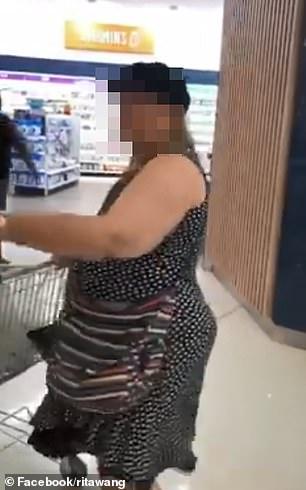 亚洲家庭在澳洲超市购物，遭白人女无故辱骂为老鼠：快滚出澳洲