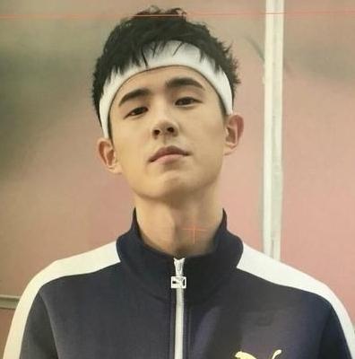 大家都在夸王俊凯的发带但我觉得这8位男明星更适合戴发带