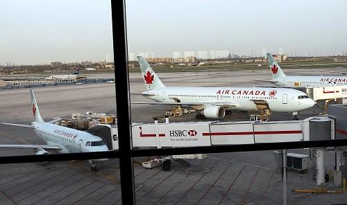 资料图:图为几架加拿大航空公司的航班在多伦多皮尔逊国际机场的资料