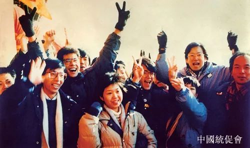 1988年1月1日，天安门城楼开始向公众开放。来自台湾的青年学生幸运地成为第一批登上城楼的游客。