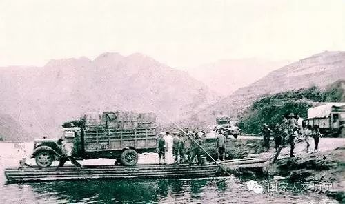 用木船载运装有文物的汽车渡河
