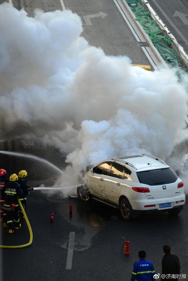 济南一车辆突发自燃,火苗窜起4米高】11日下午3点左右,在青岛路与淄博