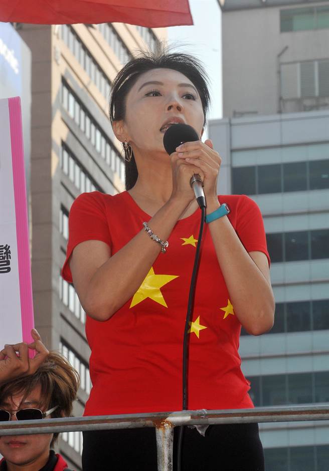 刘乐妍身穿五星红旗样式上衣演唱爱国歌曲(图片来源:台湾《联合报》)