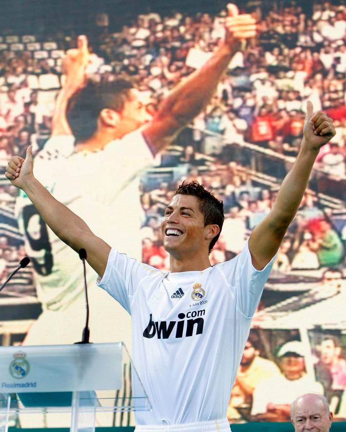 时光荏苒,9年前的今天c罗正式亮相伯纳乌