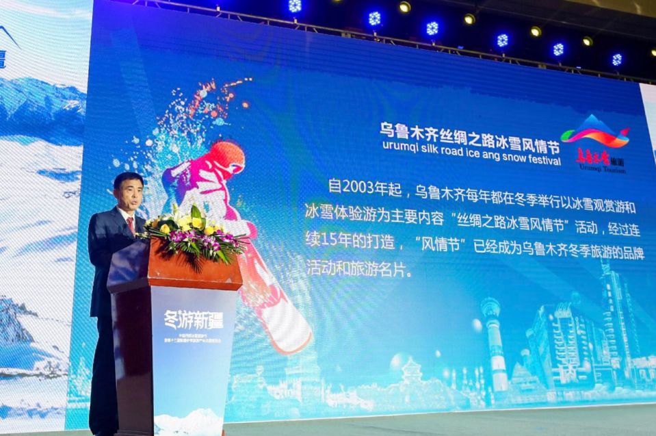 阿勒泰地委副书记李兵向国家体育总局奥运会备战办越野滑雪部部长张蓓