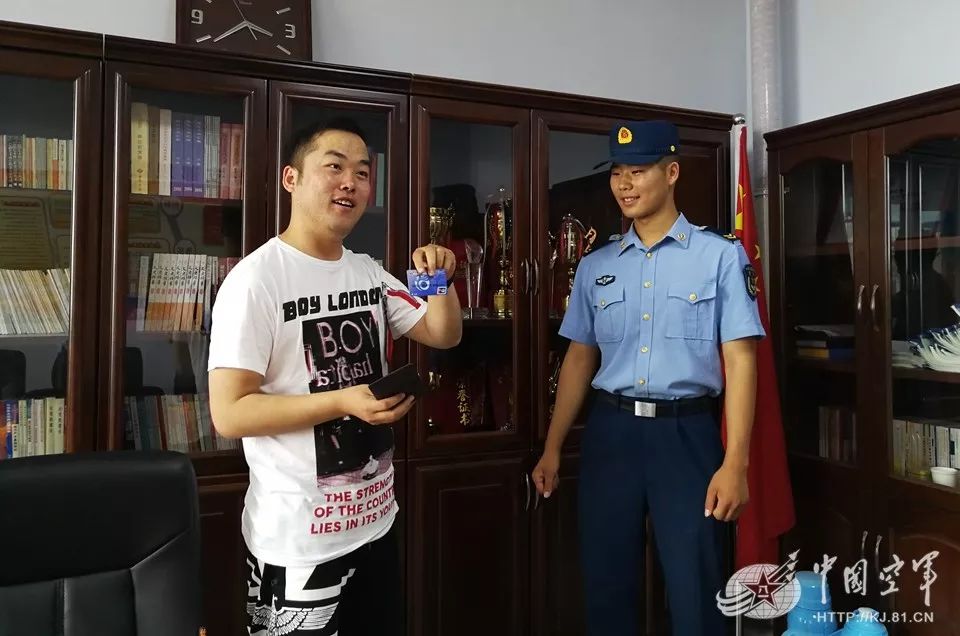 空军上等兵捡到一个钱包煎熬了一个月