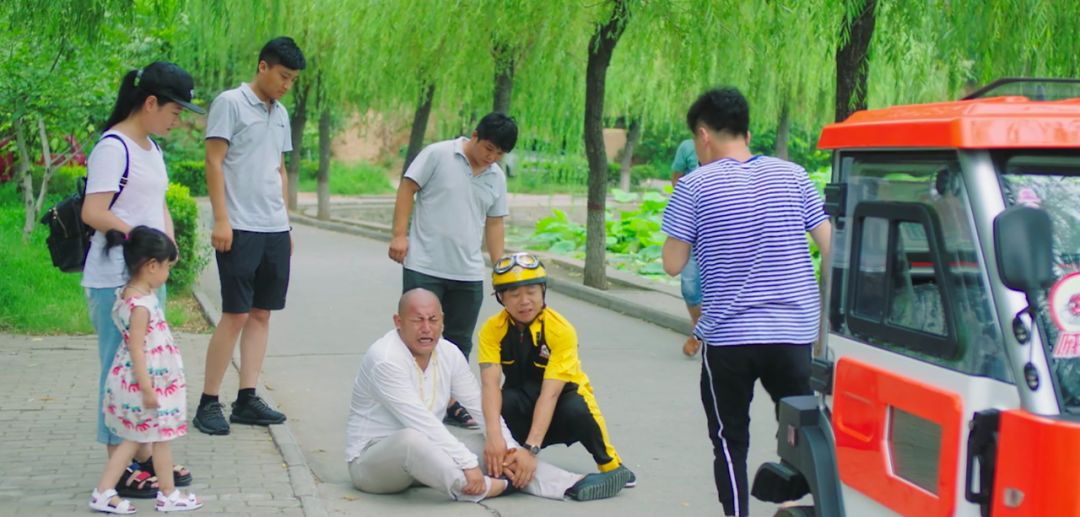 三人找到正在小区里派送快递的大鬼,为了截住他,长毛故意碰瓷,小弟则