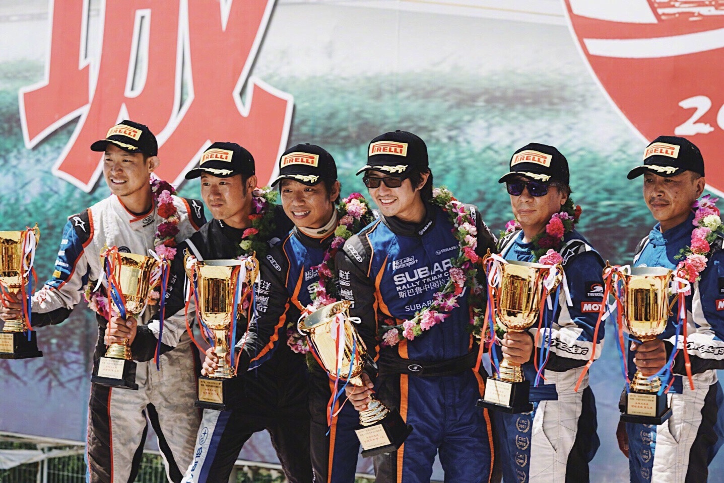 　韩寒至今已经拿过七次全国赛车冠军。