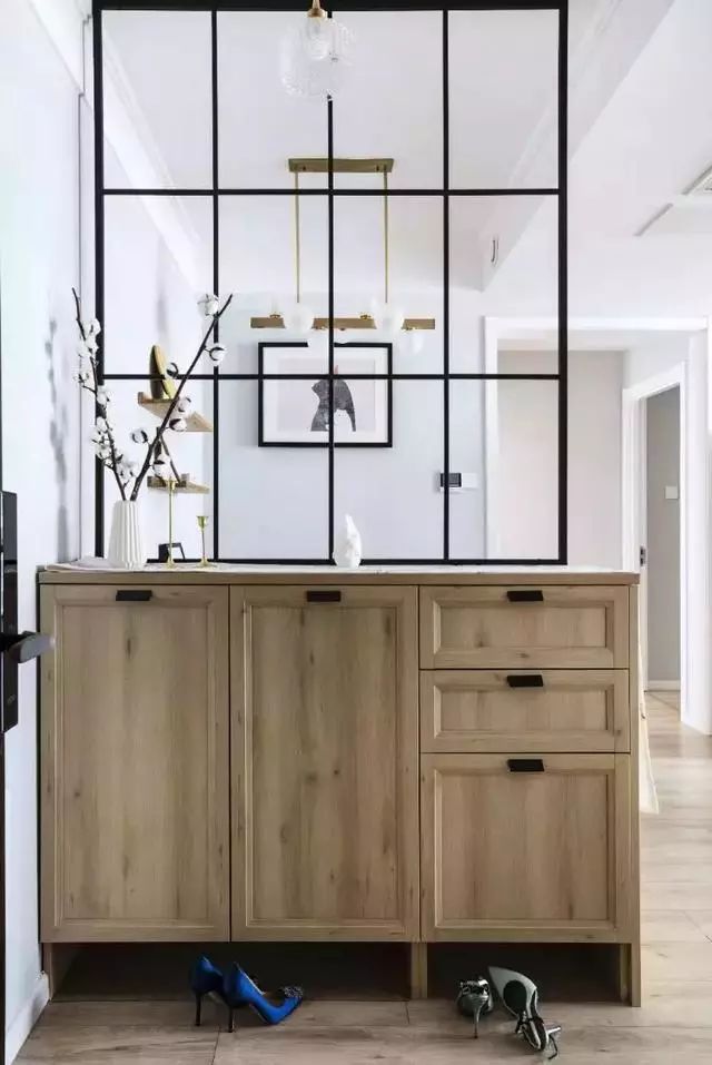 一进门就被玄关这道墙迷住了,隔断墙原来还能这么讲究,好看!