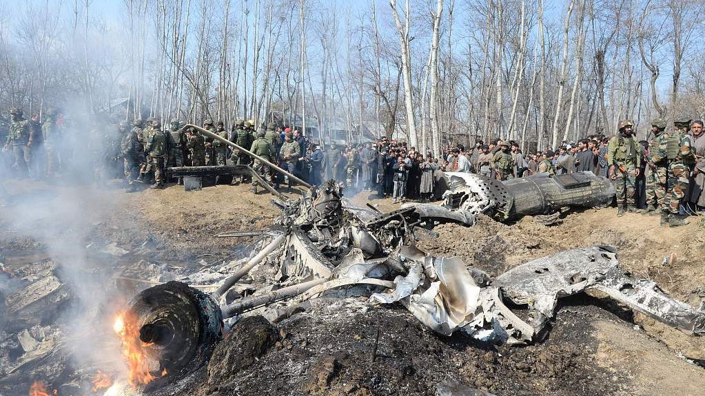 ▲当地时间2019年2月27日，印度空军一架米格-21型喷气式飞机于上午10时5分左右在查谟和克什米尔布德加姆区一带坠毁，两名飞行员和一名身份不详的平民死亡。   图片来源：视觉中国