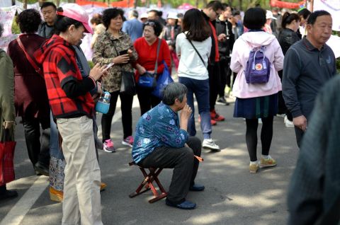 济南大妈为子女相亲 坐马扎等缘分上门