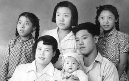 单田芳与爱人王全桂,女儿及三个妹妹1953年冬天,单田芳跟着师父