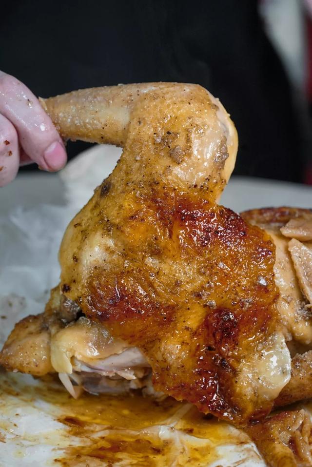 深圳首家纸烤胡椒鸡来了,吃之前要先脱衣