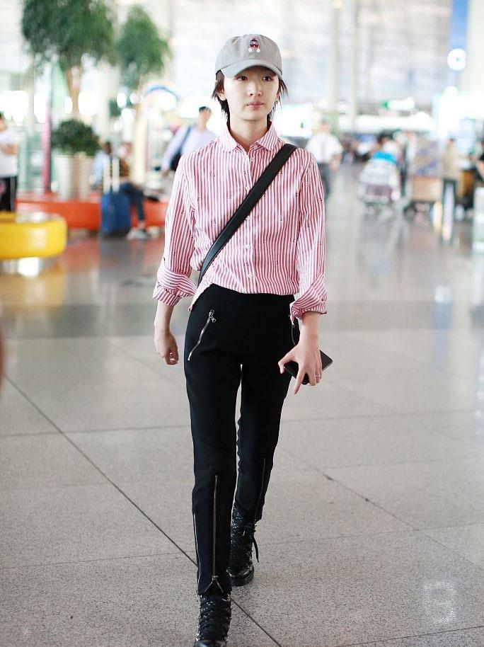 周冬雨穿搭又跑偏,小身板穿松垮连体裤又成五五分,多亏包包救场