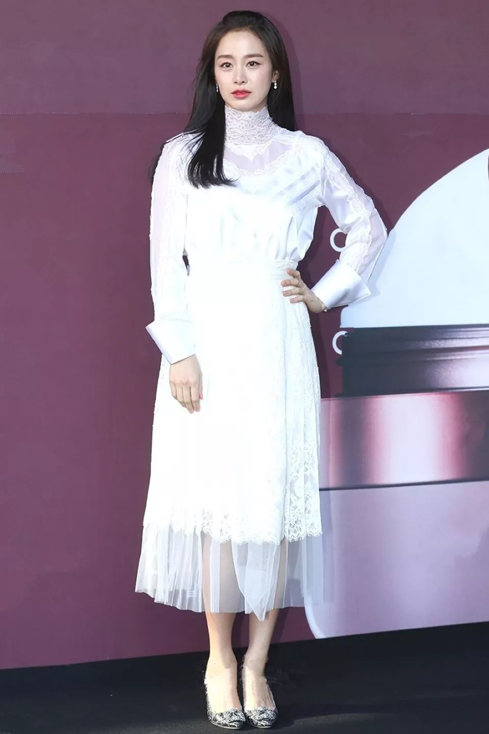 rain妻子金泰希产后复出,穿白裙清新优雅,纯天然美人脸一点没变