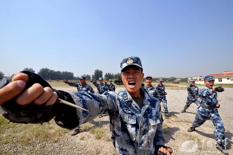 苦练执着这些警卫战士只想成为真正的精兵强将