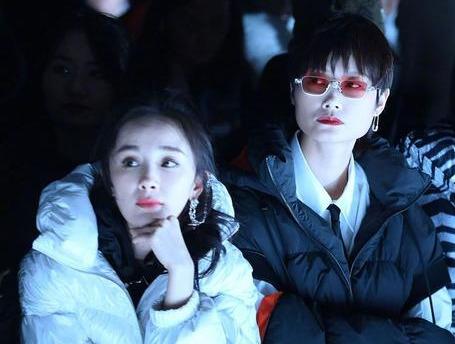 李宇春同框杨幂状态意外的好打不打光没差大幂幂差别一眼看出