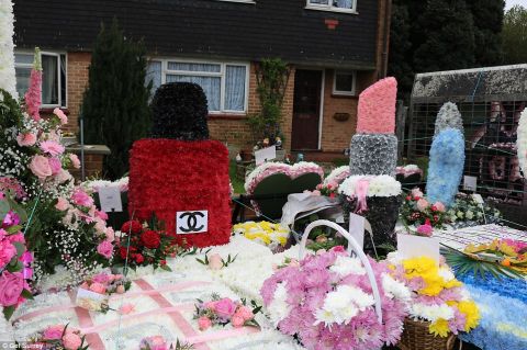 土豪老太太去世举行豪华葬礼,连鲜花都是香奈儿"定制款"