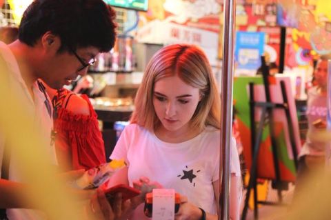 俄罗斯美女留学生练摊卖冰棍 毕业后想留在中国