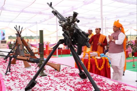 印度内政部长在武器旁边祷告（来源：印度内政部长推特）