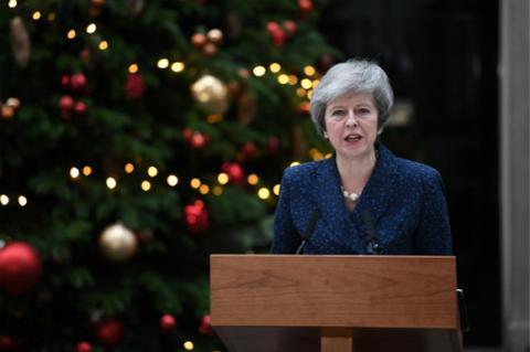 当地时间2018年12月12日，英国首相特蕾莎·梅在唐宁街10号外召开记者会，对不信任案投票进行回应。图片来源：视觉中国