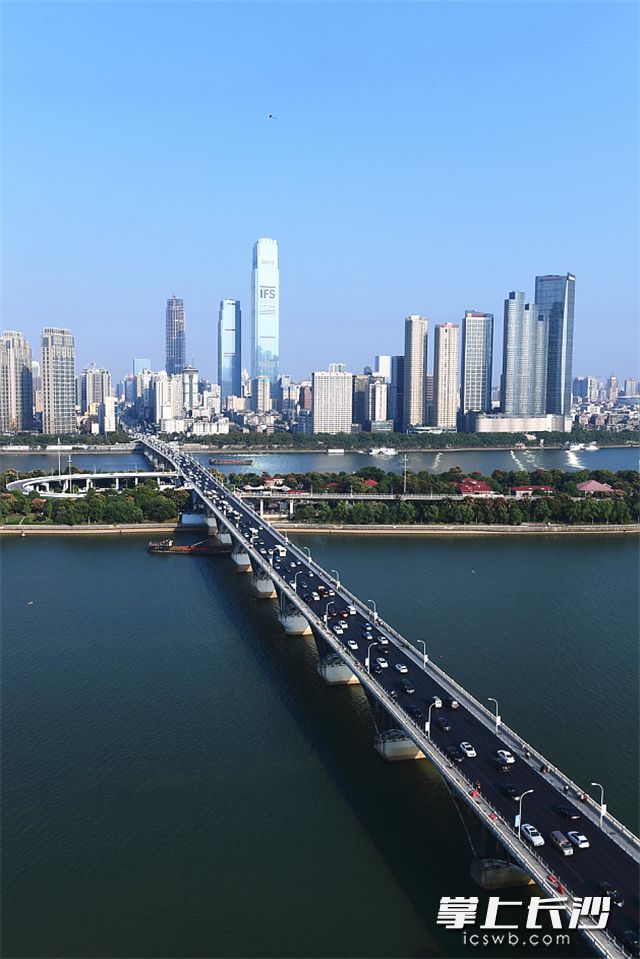 橘子洲大桥作为连接湘江东西两岸的主干道,对长沙的交通起着举足轻重