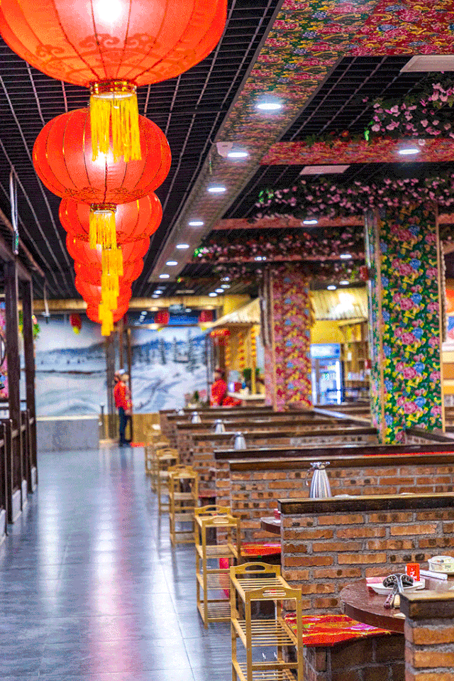 这菜杠杠硬地道东北铁锅炖大鹅还有爆笑二人转大舞台