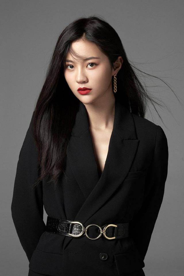 她被拍到恋情,又"被分手",今穿露脐装配黑色西服,帅气又性感