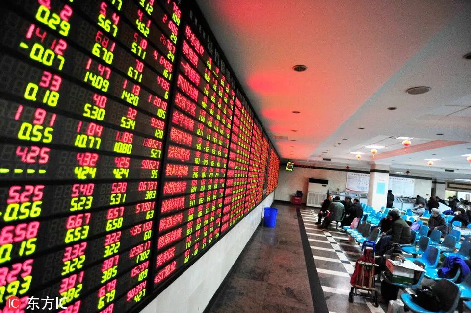 ▲1月9日，江苏省南京市，股民在某证券营业部关注着行情。（东方IC）