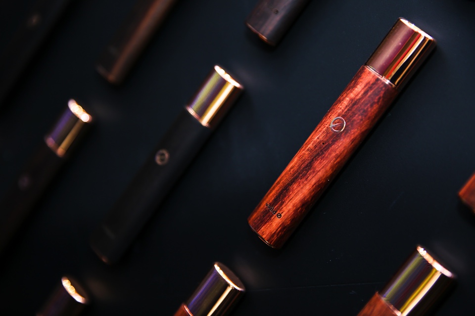 地设计了三面电子烟墙,全方位展示其最具代表性的a1,v1和v1木质版产品