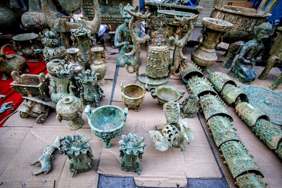 中原"潘家园":地摊公开卖"假货",这些看起来像刚"出土"的