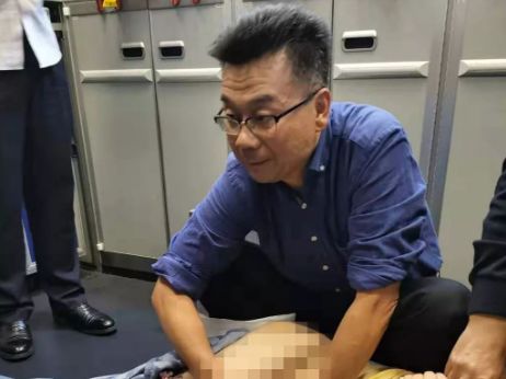 飞机吸尿救人两名医生获奖励 但他俩说都很“怕